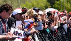 Formula1 pilotları avtoqraf veriblər