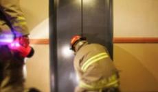 Liftdə və evdə köməksiz qalanlar xilas edilib