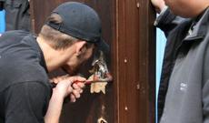 Qapı arxasında köməksiz qalanlar xilas edilib