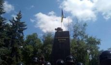 Ukraynada Jukovun heykəlini yıxıblar