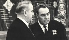 Bahalı brilyant üzüyü birinci katibin arvadına kim bağışlamışdı?