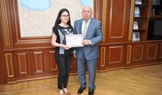 Rektor tələbələri fəxri fərmanla təltif edib