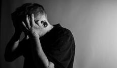 Zərdabda 50 yaşlı kişiyə  qadın paltarı geyindiriblər