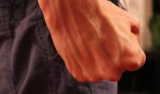 Oğlunu vəhşicəsinə döyən ata içki düşkünü imiş-Video