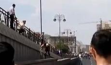 Bakıda özünü körpüdən atan gənc qadının şok - Videosu