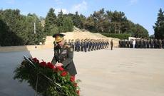Müdafiə Nazirliyinin rəhbərliyi Fəxri xiyabanı və Şəhidlər xiyabanını ziyarət edib