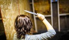 Bakıda yatarkən bıçaqlanan kişini öz arvadı qətlə yetirmiş ola bilər - Qadın yalan deyir?