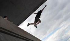 Bakıda 26 yaşlı gənc özünü körpüdən atıb