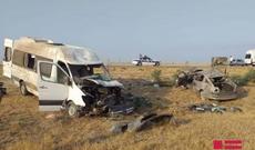 Hacıqabulda mikroavtobus minik maşını ilə toqquşub, 10-dan çox yaralı var