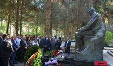 Üzeyir Hacıbəylinin məzarı ziyarət edilib