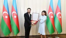 Mehriban Əliyeva Prezidentin fəxri diplomunu Sami Yusufə təqdim etdi