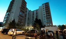 Bakıda çoxmərtəbəli binadakı yanğında iki nəfər zəhərləndi