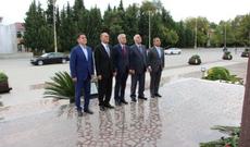 Əli Əhmədov Yevlax şəhərində Ümummilli Liderin abidəsini ziyarət edib