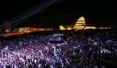 Dövlət müstəqilliyinin şərəfinə on minlərlə insan meydanda birləşdi!