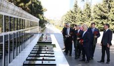 Litva Respublikası Seyminin Sədri Şəhidlər xiyabanını ziyarət edib
