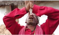 Hər gün 2 kilo torpaq yeyən adam