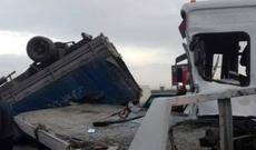 Evakuator yük maşını ilə toqquşdu