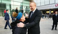 İlham Əliyev banka borcu olan qadına kömək etdi