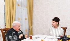 Birinci vitse-prezident Mehriban Əliyeva Xalq artisti Əlibaba Məmmədovun evində qonaq olub