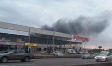 Bakıda ticarət mərkəzi yanır