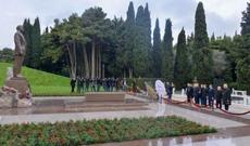 YAP rəhbərliyi Heydər Əliyevin məzarını ziyarət edib