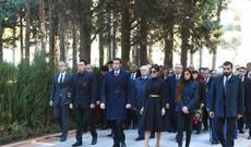 Azərbaycan Prezidenti İlham Əliyev ümummilli lider Heydər Əliyevin məzarını ziyarət edib