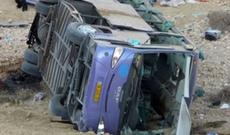 Kolumbiyada sərnişin avtobusu idarəetmədən çıxaraq uçurumdan çaya yuvarlanıb