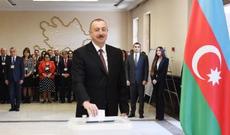 Prezident ailəsi ilə səs verdi