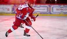 Vladimir Putin Qızıl meydanda xokkey oynayıb