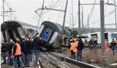 Kanadada sərnişin qatarı relsdən çıxıb