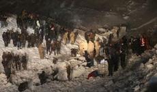 Türkiyədə avtobus qar uçqunu altında qaldı