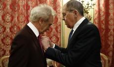 Lavrov Putinin Fəxri Fərmanını Bülbüloğluna təqdim etdi
