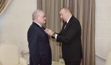 Prezident Artur Rasi-zadəyə orden təqdim edib