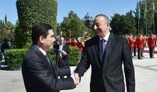 İlham Əliyev Türkmənbaşı ilə görüşdü